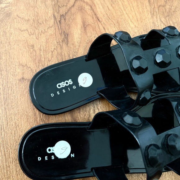 ASOS DESIGN Fuel studded jelly mule sandals in black - Picture 2 of 4